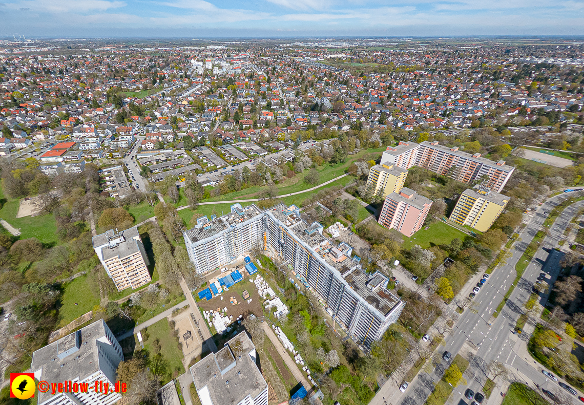 21.04.2023 - Baustelle Fassadensanierung am Karl-Marx-Ring 11-21 in Neuperlach
